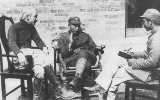 1938年9月25日，聶榮臻同白求恩一起接受廣州《救亡日報》記者葉文津的采訪