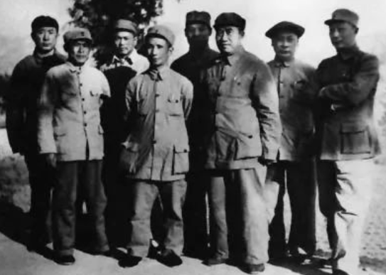 1948年5月，朱德和聶榮臻、陳毅等在西柏坡