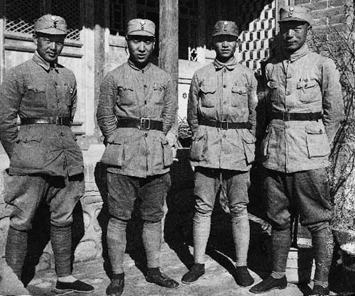 第一一五師師長林彪(左二)、副師長聶榮臻(右一)、參謀長周昆(左一)
