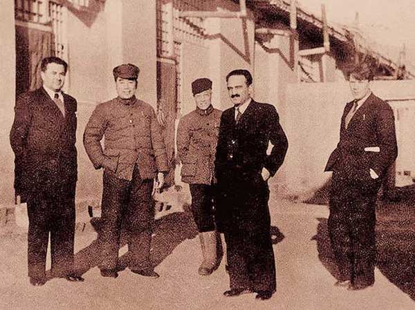 毛澤東在西柏坡會(huì)見(jiàn)國(guó)內(nèi)外友人